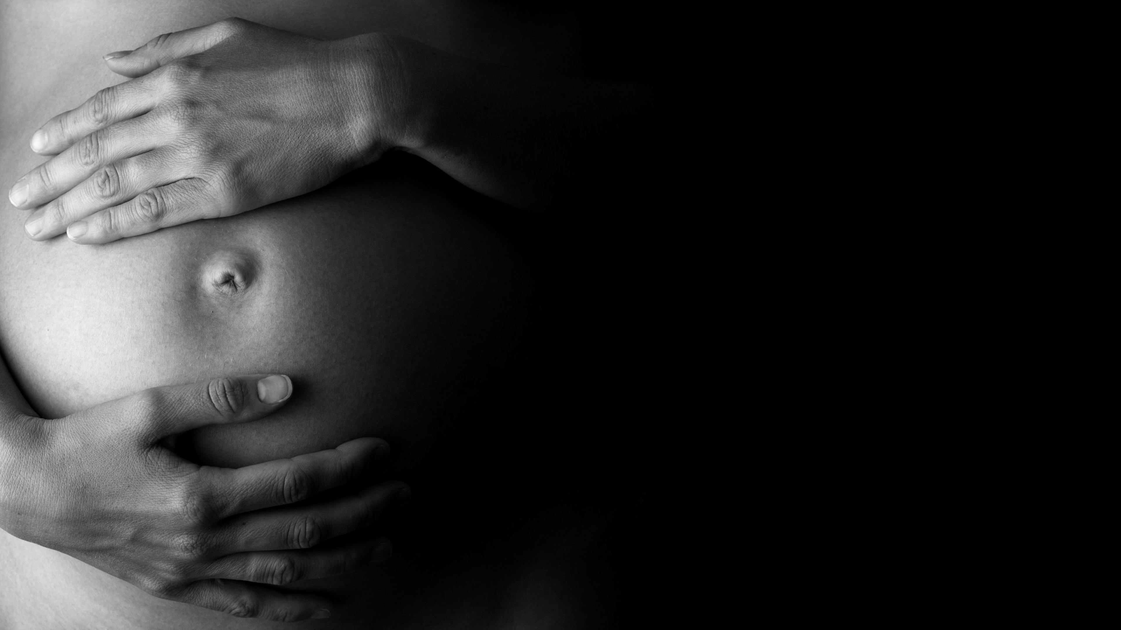 Black and White Pregnancy Portrait | image credit: Gajus - stock.adobe.com