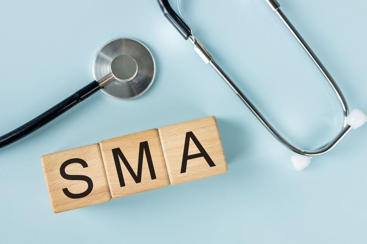 Image of a stethoscope and the letters S-M-A: Rochu_2008 - stock.adobe.com