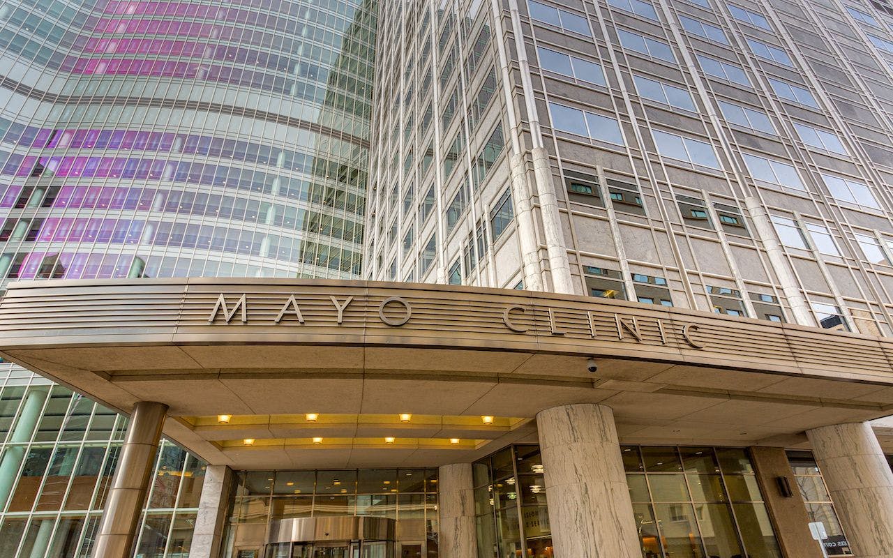 The Mayo Clinic Entrance and Sign: © wolterke - stock.adobe.com