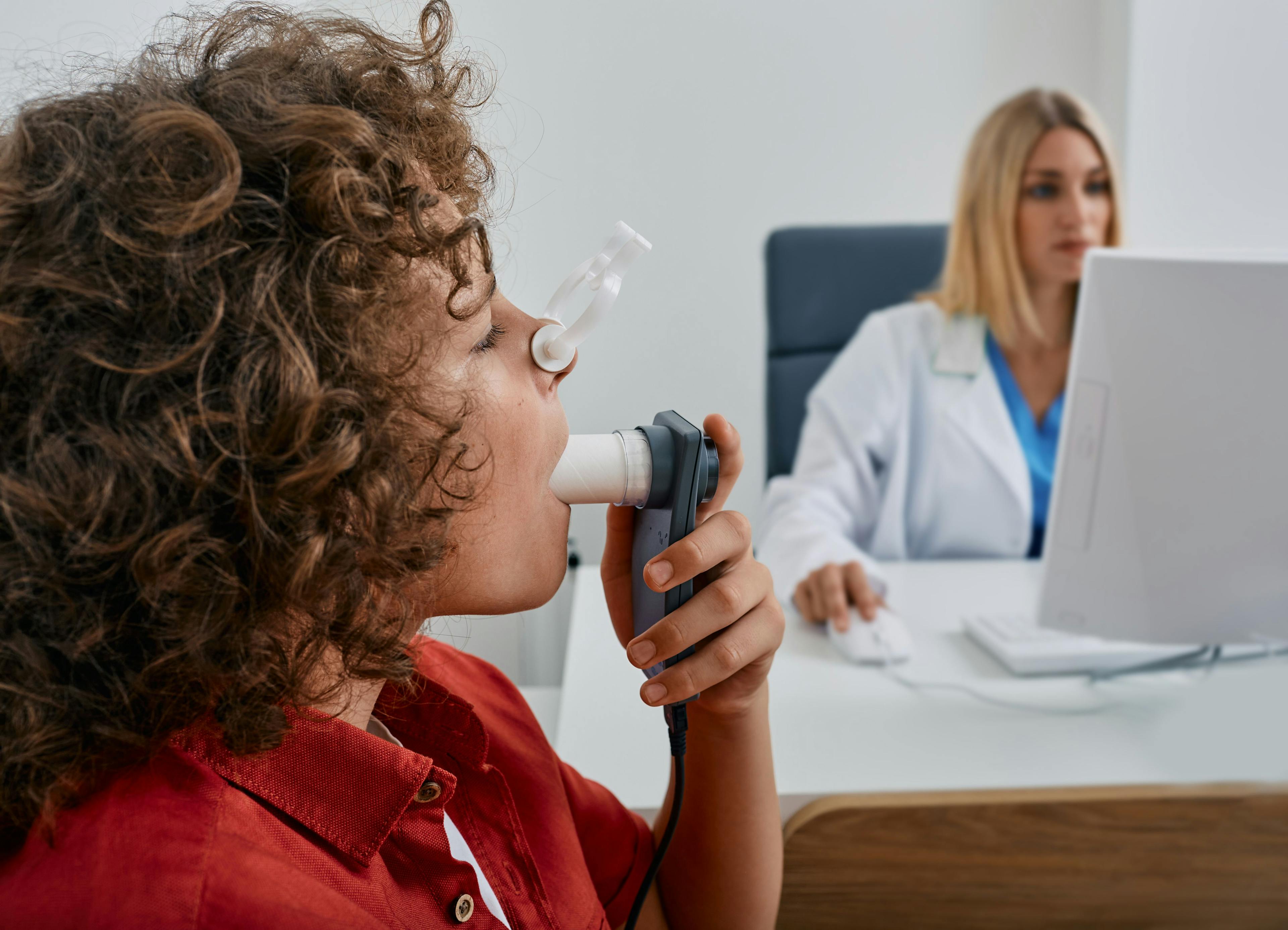 pulmonary function test using medical spirometer | Peakstock - stock.adobe.com