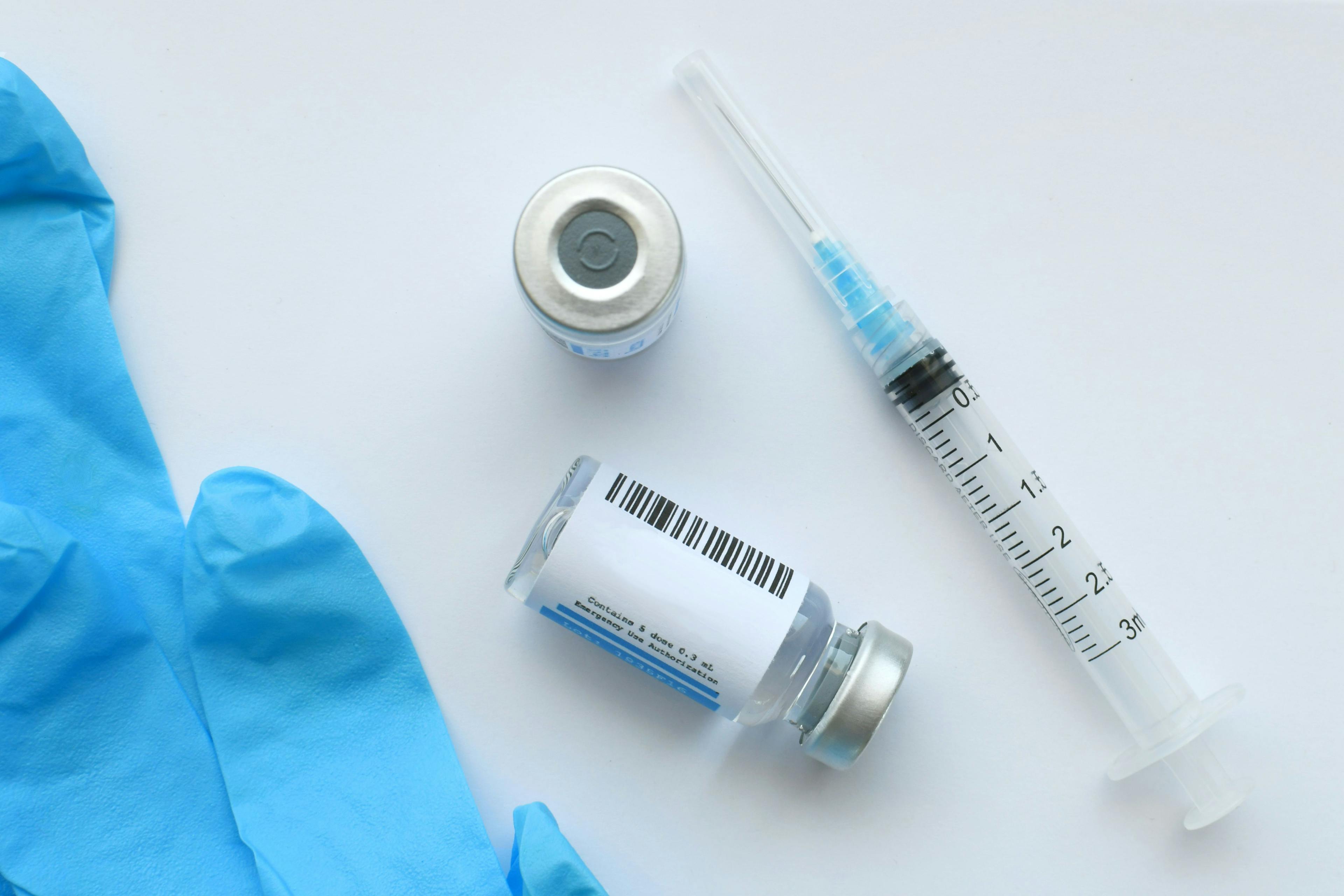generic vaccine vial and syringe | Image credit: MargJohnsonVA – stock.adobe.com