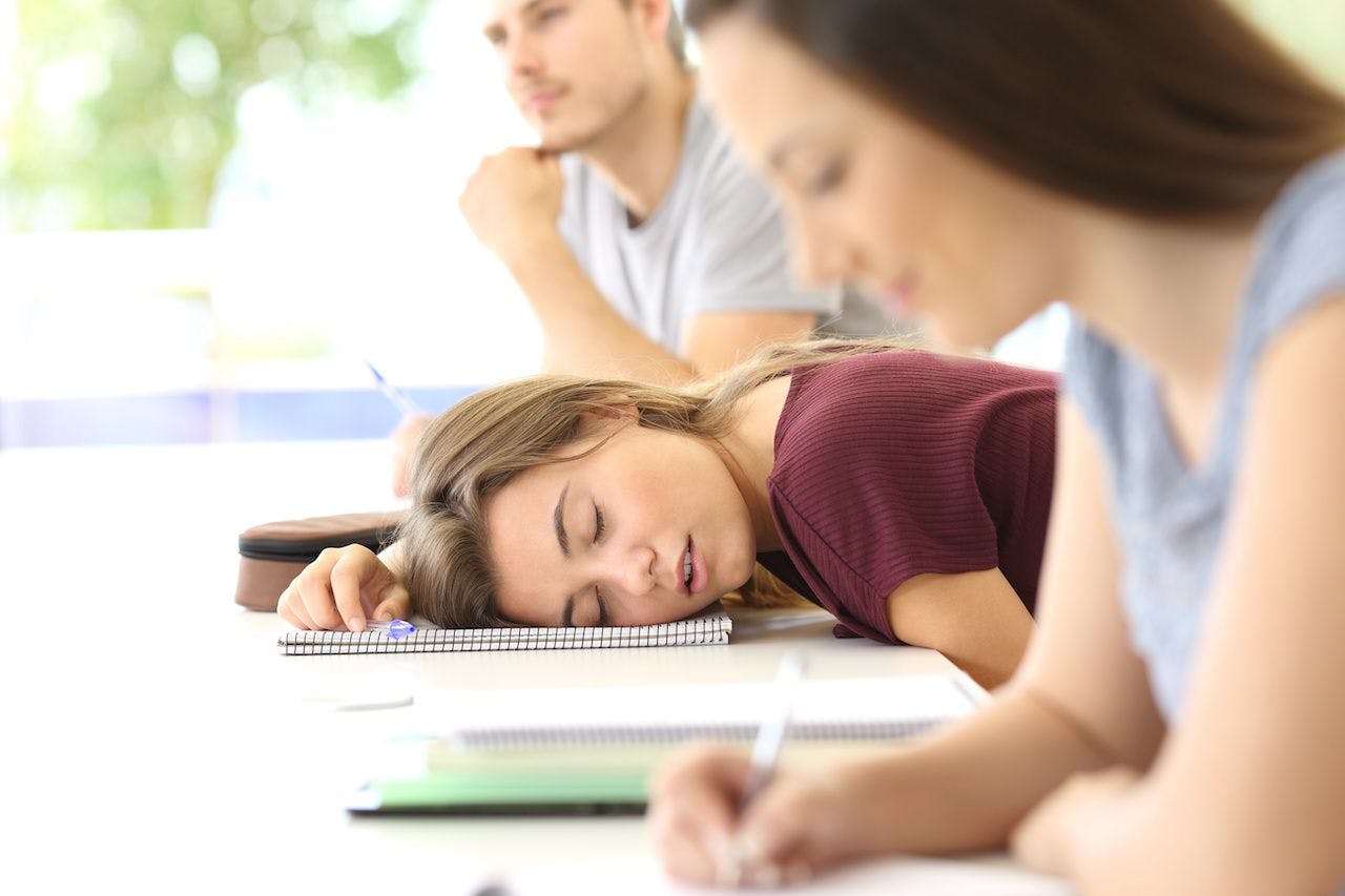 Tired student sleeping during a class: © Antonioguillem - stock.adobe.com