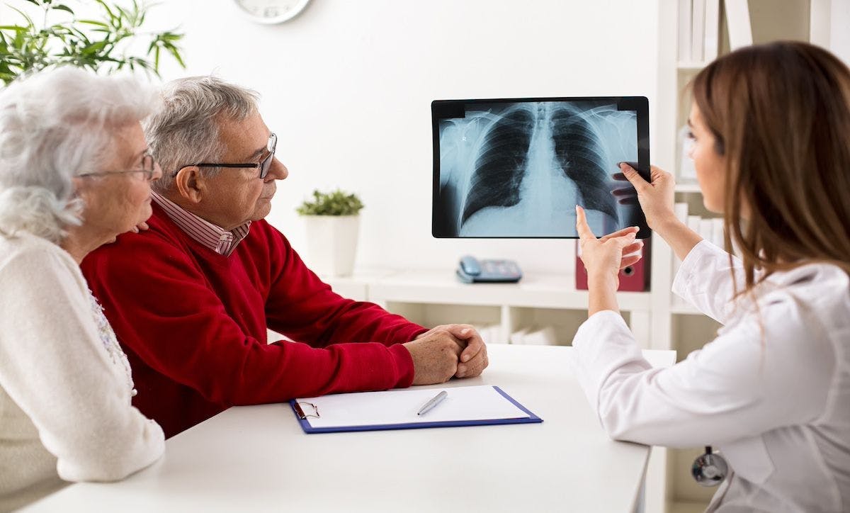 Discussion about lung cancer | Image Credit: didesign - stock.adobe.com