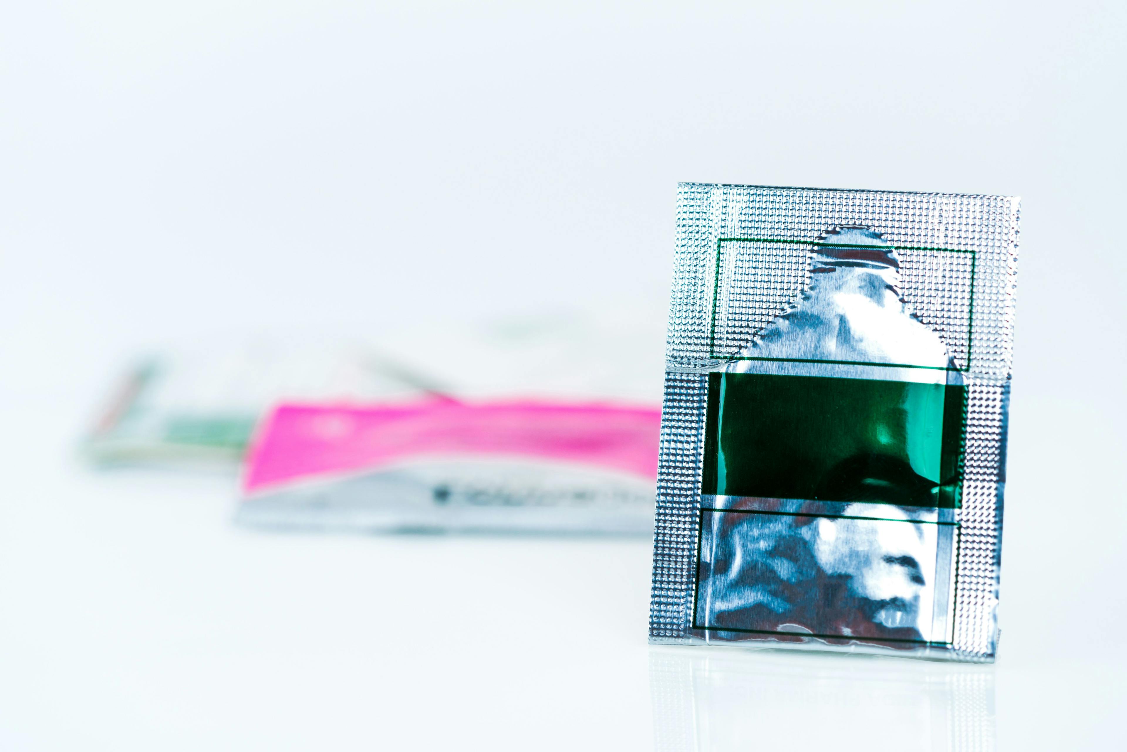 Mild steroid oral paste in aluminium foil sachet on blur background of sachets | Artinun - stock.adobe.com