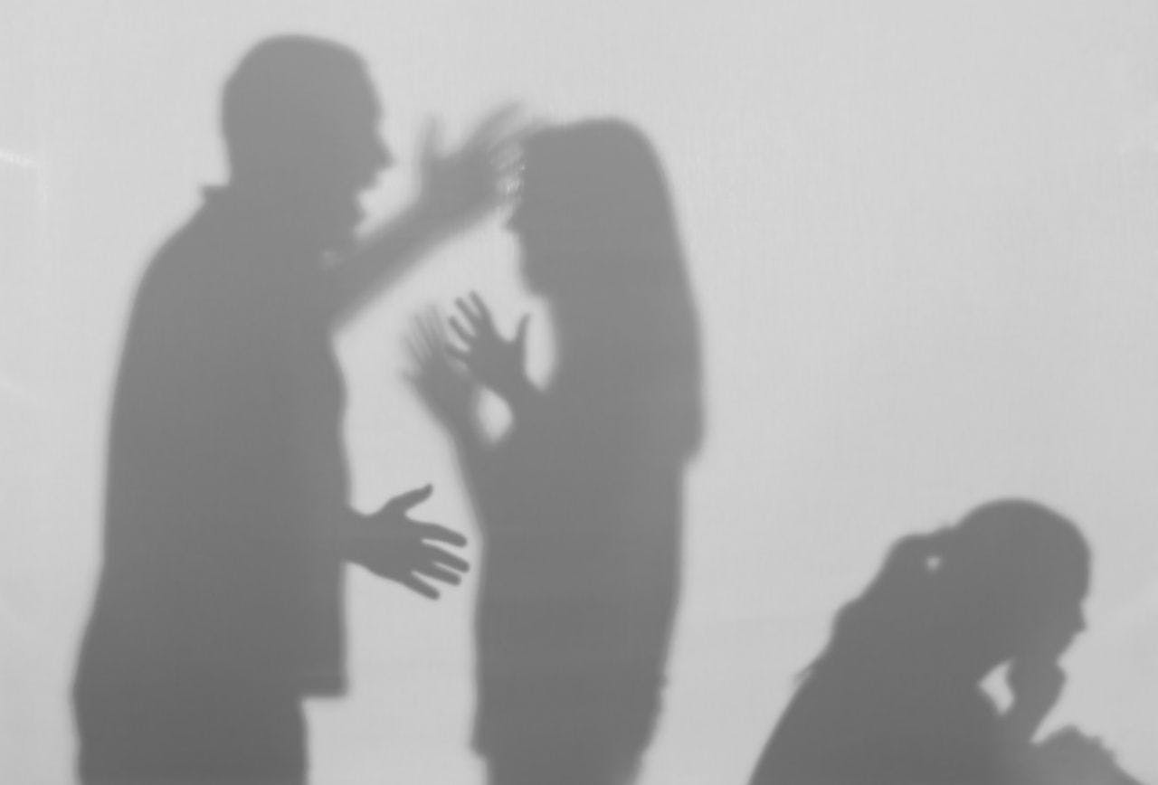 Silhouettes of quarreling parents and little child on white background. Domestic violence concept: © Africa Studio - stock.adobe.com
