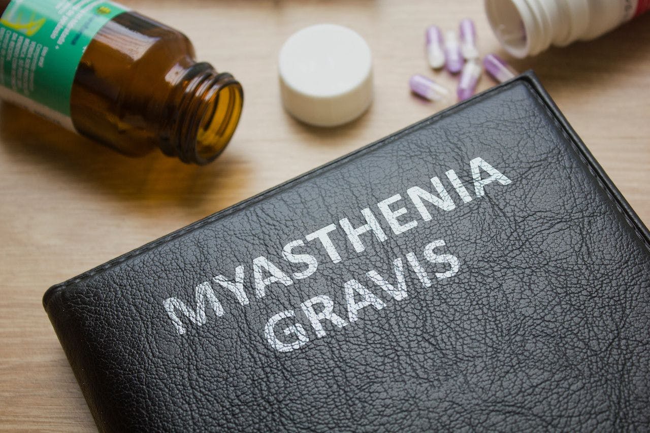 Book about Myasthenia gravis and medication, injection, syringe and pills: © mdaros - stock.adobe.com