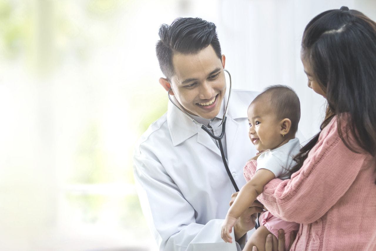 Image of a pediatrician checking a patient: Odua Images - stock.adobe.com