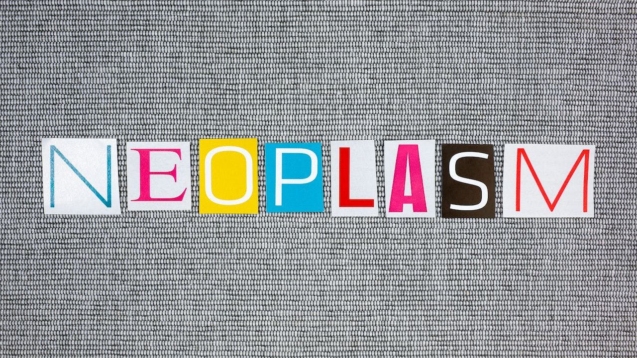 neoplasm word on grey background: © chrupka - stock.adobe.com