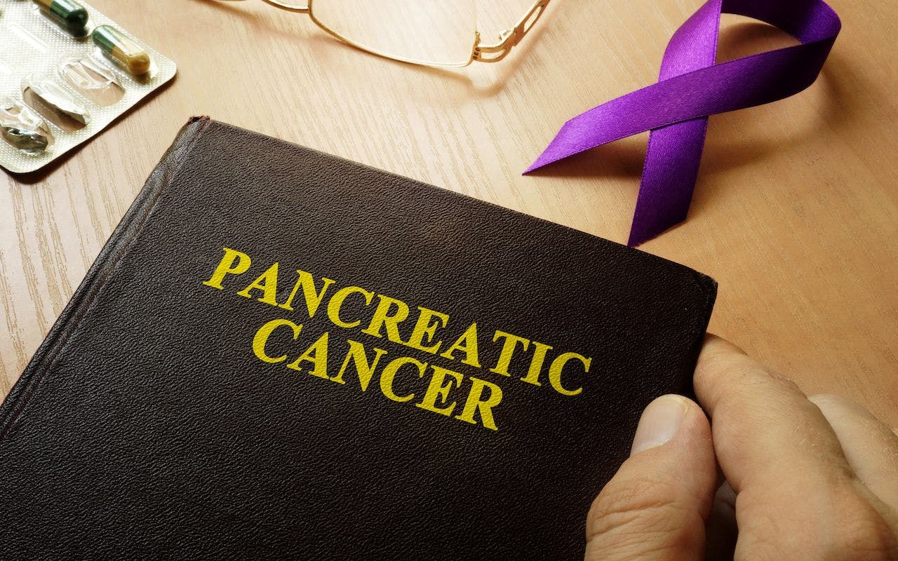 Symbol of pancreatic cancer. Purple awareness ribbon: © Vitalii Vodolazskyi - stock.adobe.com