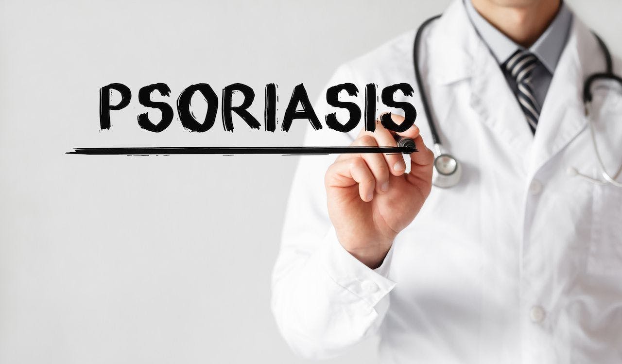 Doctor writing word Psoriasis with marker, Medical concept: © Michail Petrov - stock.adobe.com
