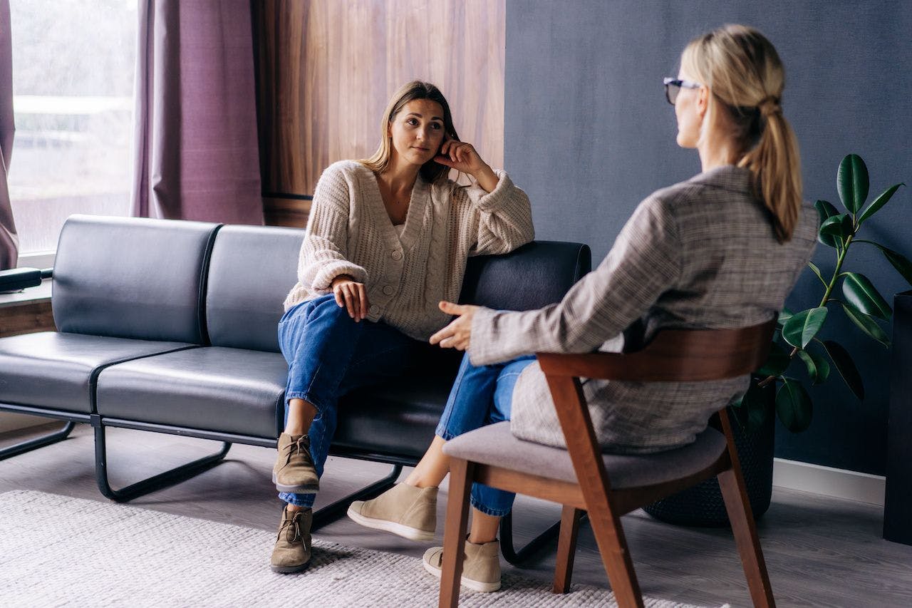 A young woman in a consultation with a professional psychologist listens to advice on improving behavior in life. The modern millennial woman is developing mindfulness and psychological health.: ©  Ilona - stock.adobe.com