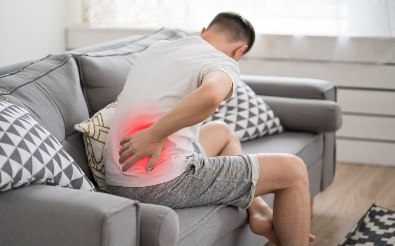 Back pain, kidney inflammation, man suffering from backache at home: © staras - stock.adobe.com