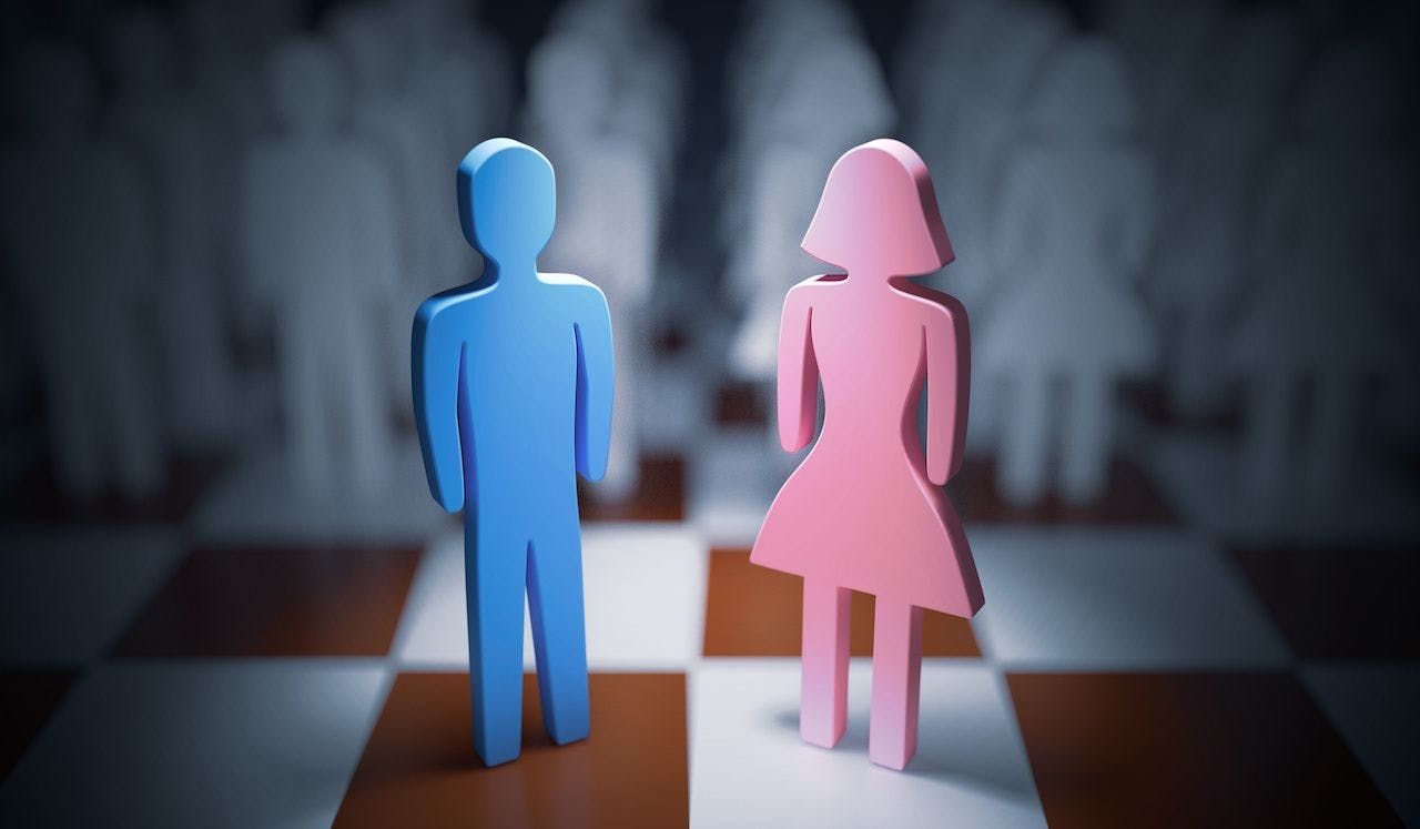Man and woman standing on chess board. Gender equality concept: © vchalup - stock.adobe.com