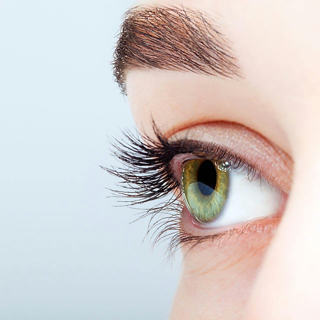 Microscopic Eye Movements Improve Visual Acuity