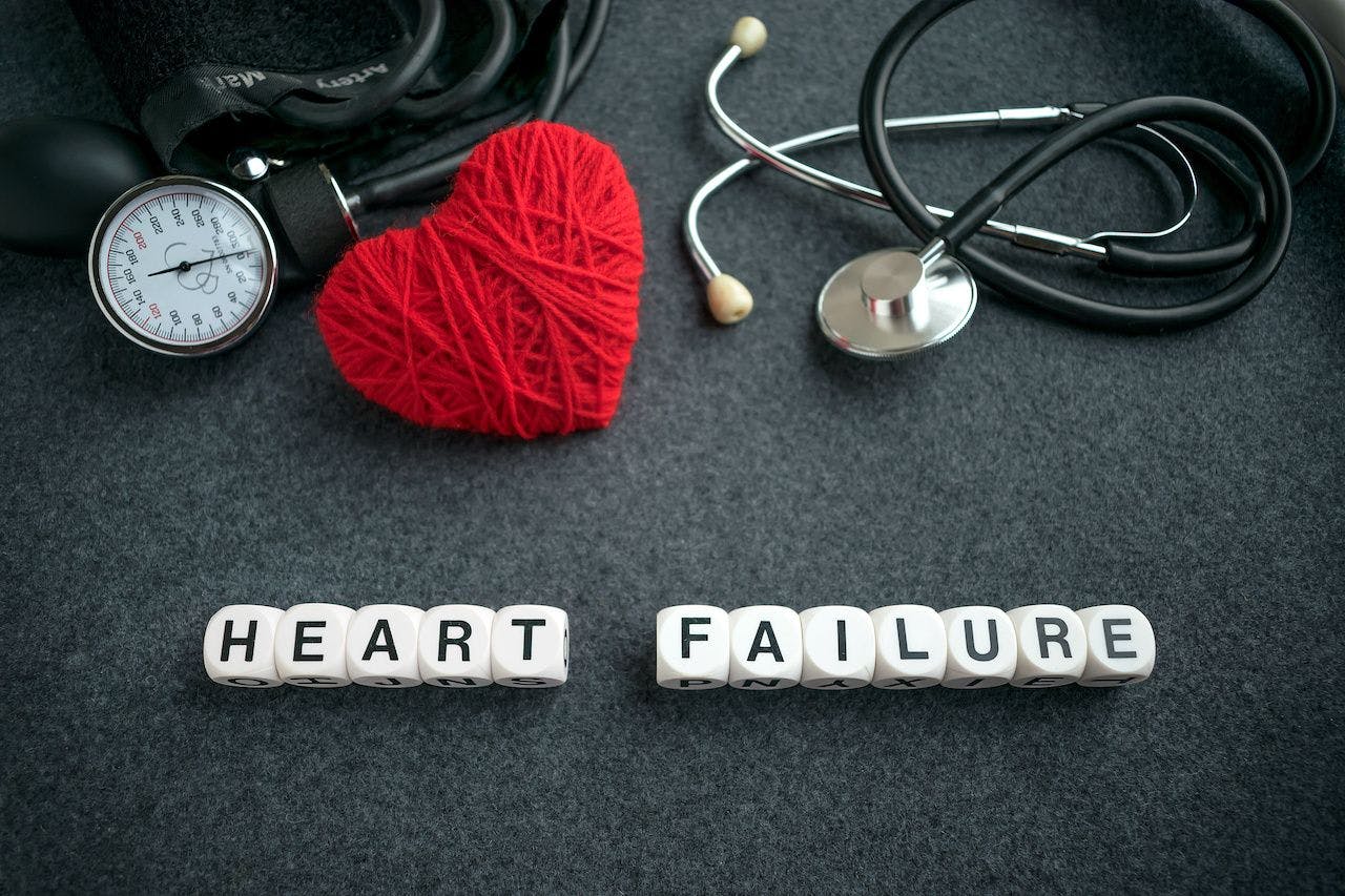 Word HEART FAILURE from white cubes with letters on dark background with red thread heart and tonometer. HEART FAILURE inscription with medical equipment for heart diagnostics, stethoscope: © irissca - stock.adobe.com