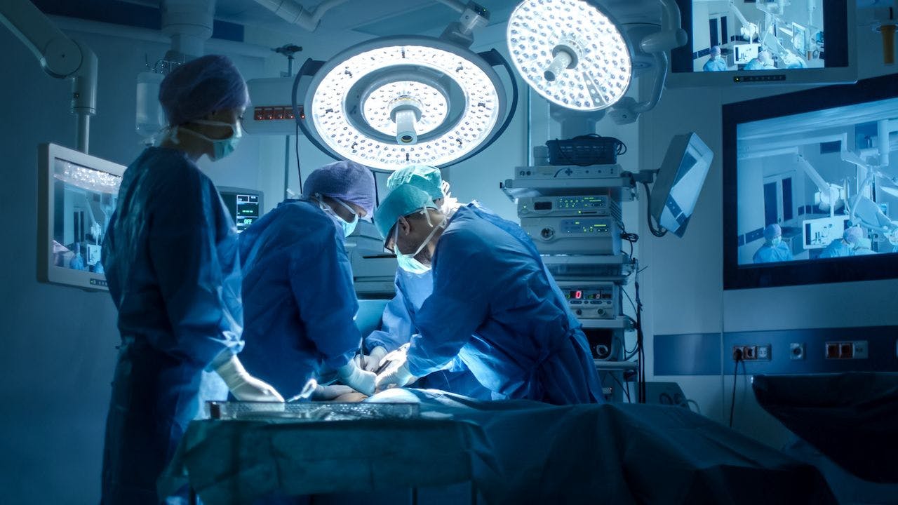 Medical Team Performing Surgical Operation in Modern Operating Room: © Gorodenkoff - stock.adobe.com