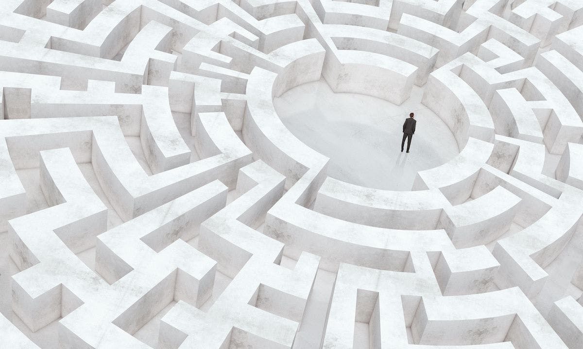 businessman in the middle of a maze: © SFIO CRACHO - stock.adobe.com