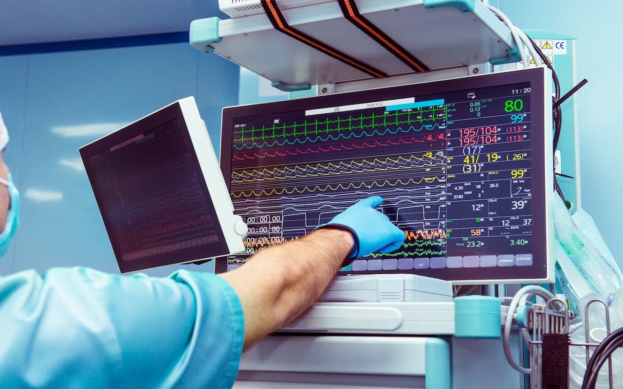 Male anaesthesiologist hand pointing vital activity data at modern monitor system in operation room. Selective focus: © okrasiuk - stock.adobe.com