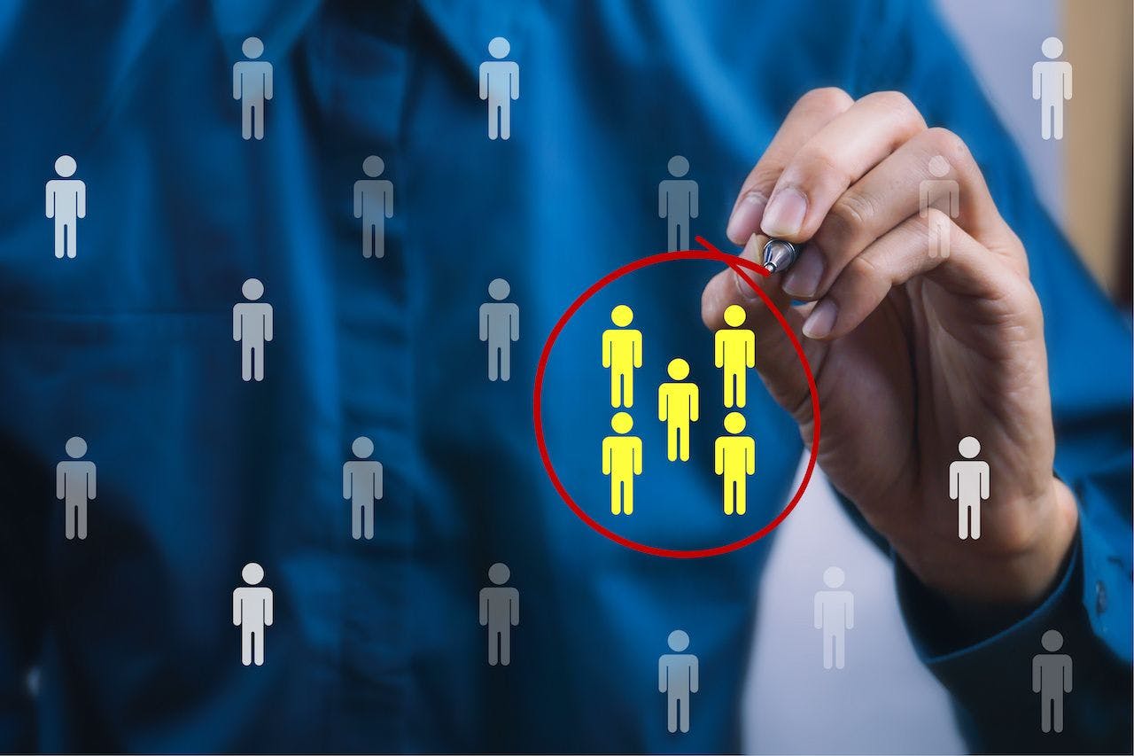Teamwork or focus niche marketing concept. A businessman write a red line circle around yellow businessman icon: © indysystem - stock.adobe.com