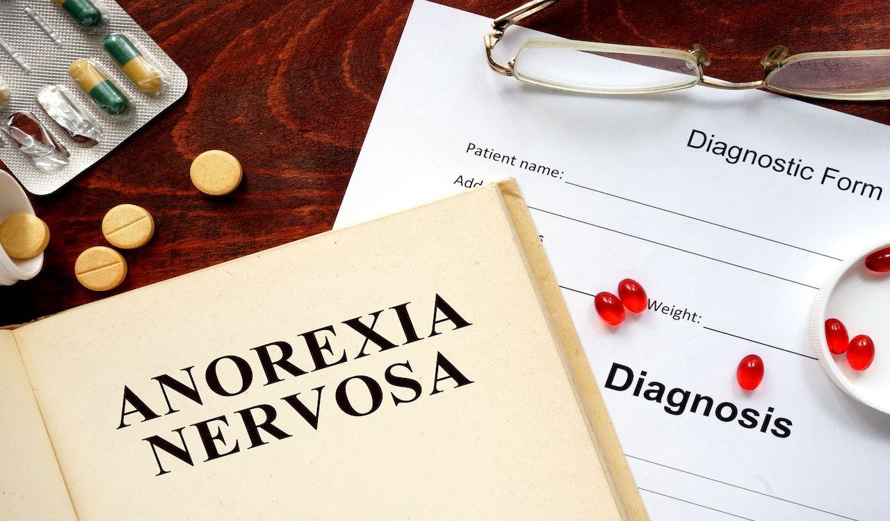 anorexia nervosa written on book with tablets. Medicine concept: © Vitalii Vodolazskyi - stock.adobe.com