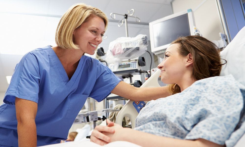 Young female patient talking to nurse in emergency room: © Monkey Business - stock.adobe.com