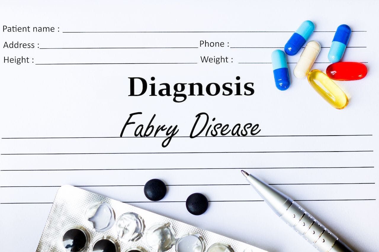 Fabry Disease - Diagnosis written on a piece of white paper with medication and Pills: © mdaros - stock.adobe.com