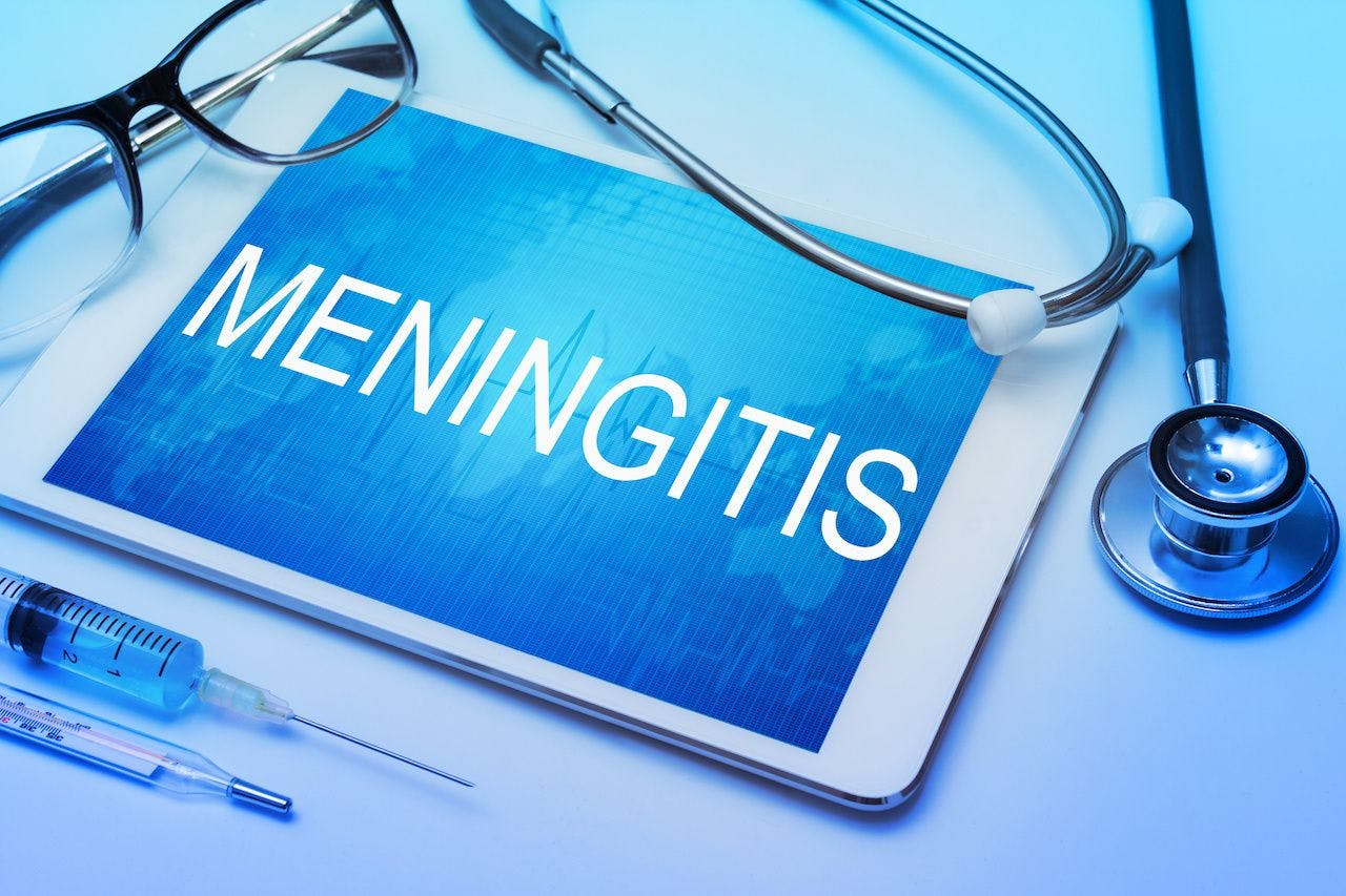Meningitis word on tablet screen with medical equipment on background: © japhoto - stock.adobe.com