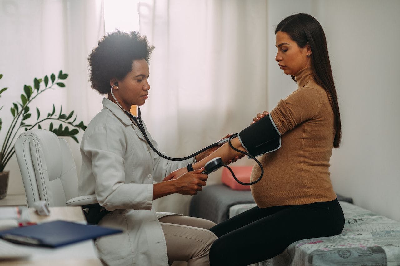 Doctor measuring blood pressure to pregnant woman: © bernardbodo - stock.adobe.com
