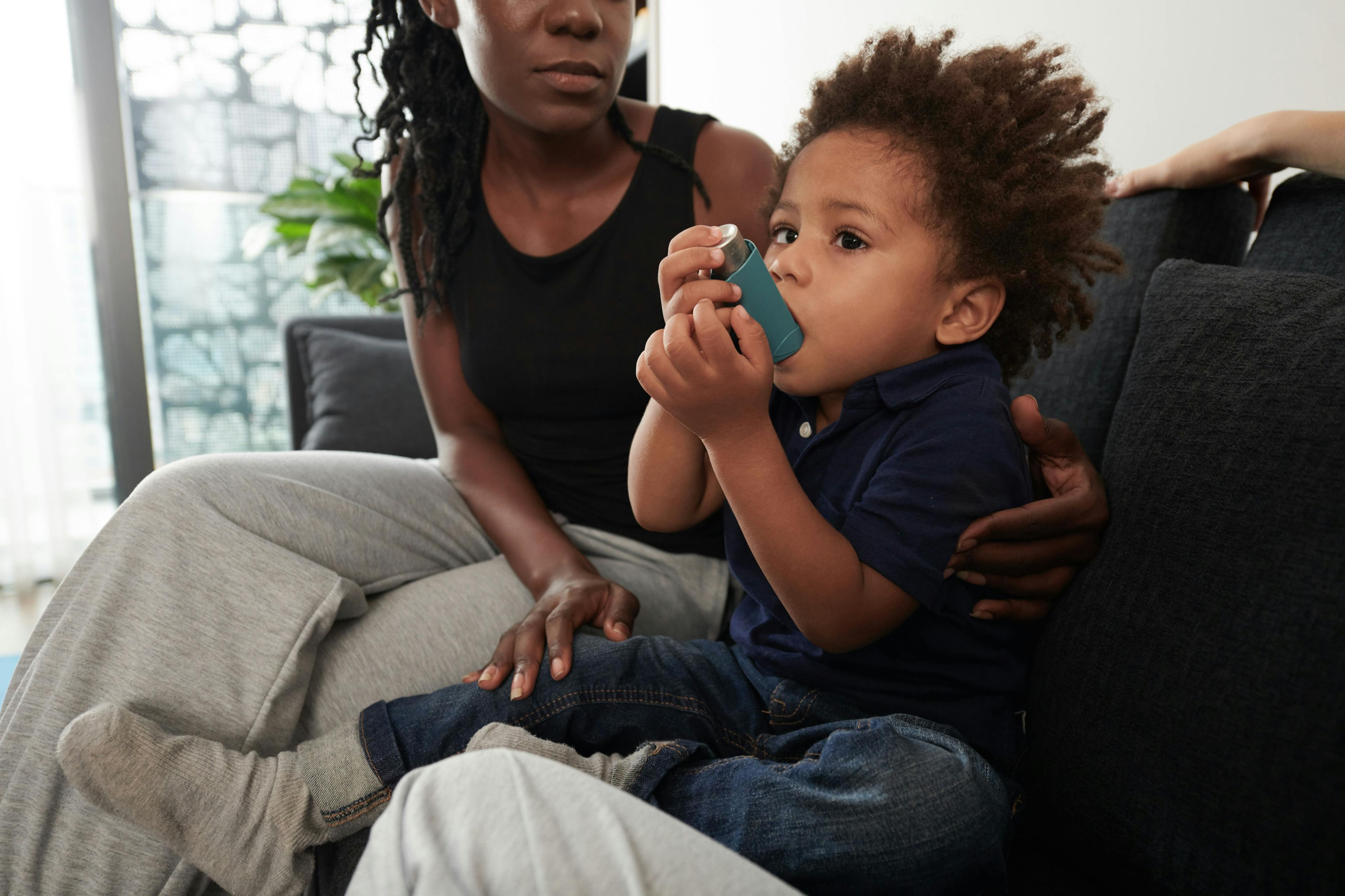 Worried mother looking at little son holding inhaler to treat asthmatic attack | DragonImages - stock.adobe.com